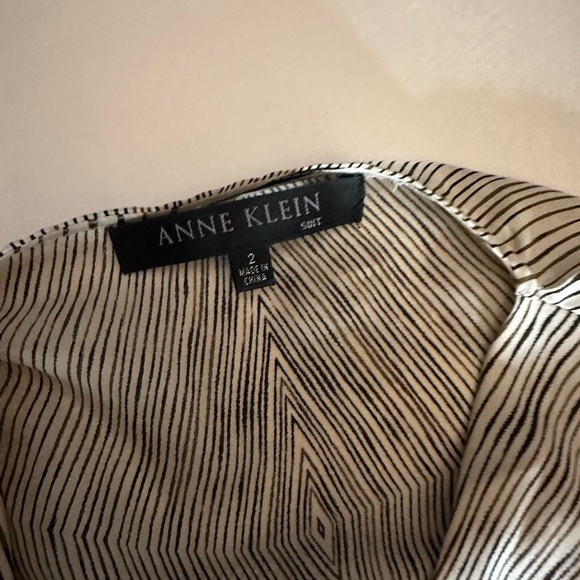 Anne Klein size 2 business suit shirt. Pairs seamlessly with a blazer. - Picture 3 of 9